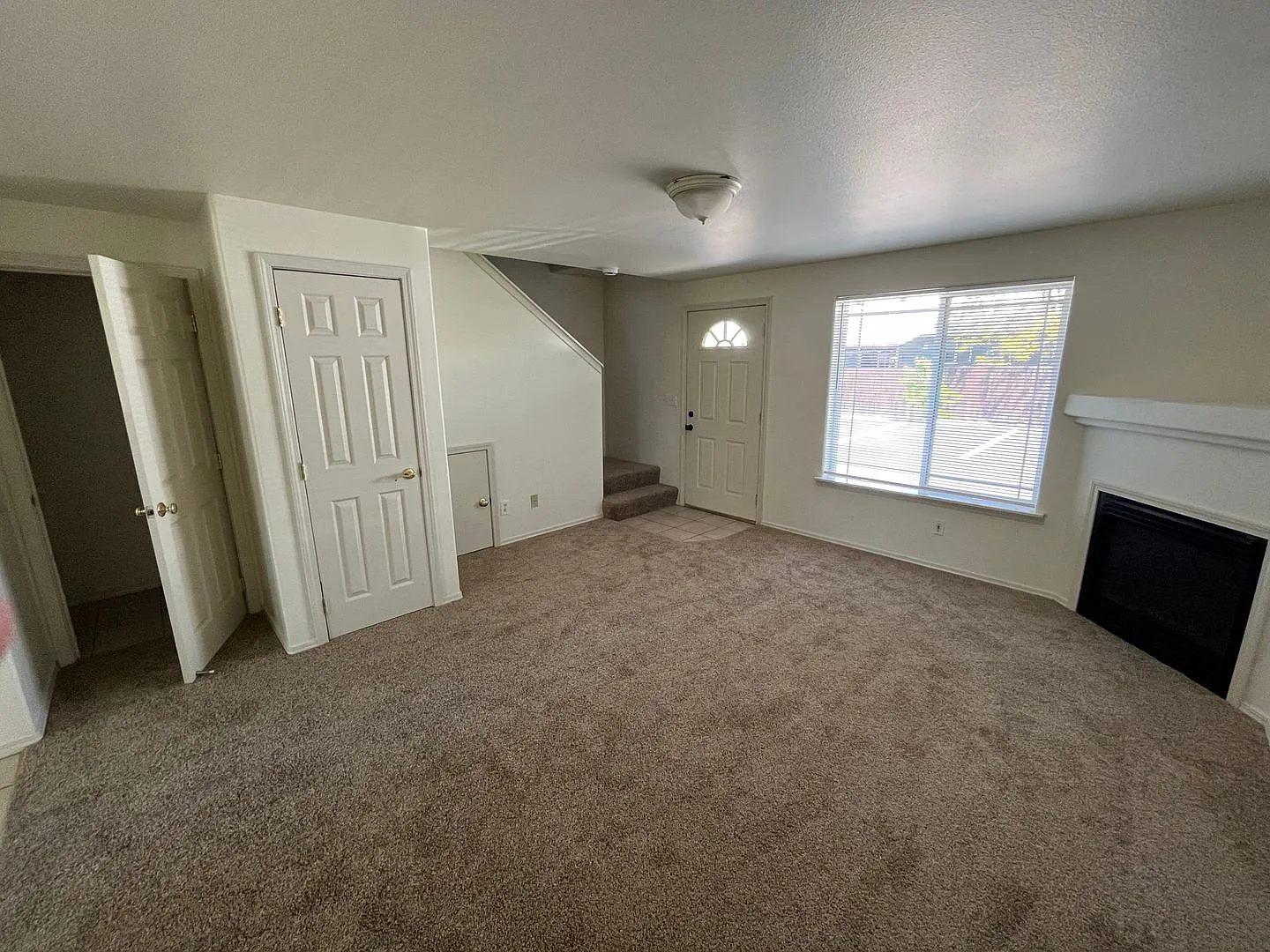 Conveniently Located 2 Bed/1.5 Bath Townhome in SW Redmond — Photo 2