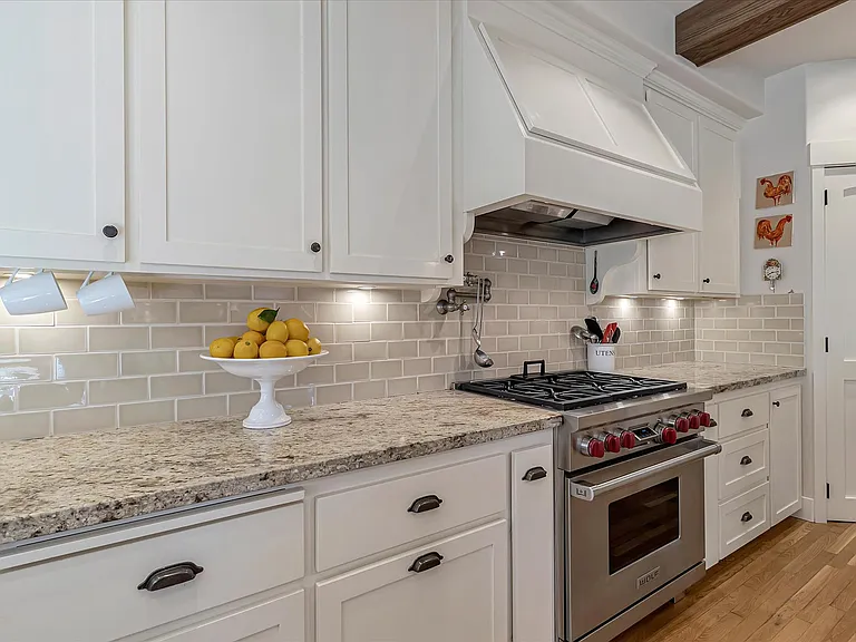 1568 Mariposa Ave — Photo 10