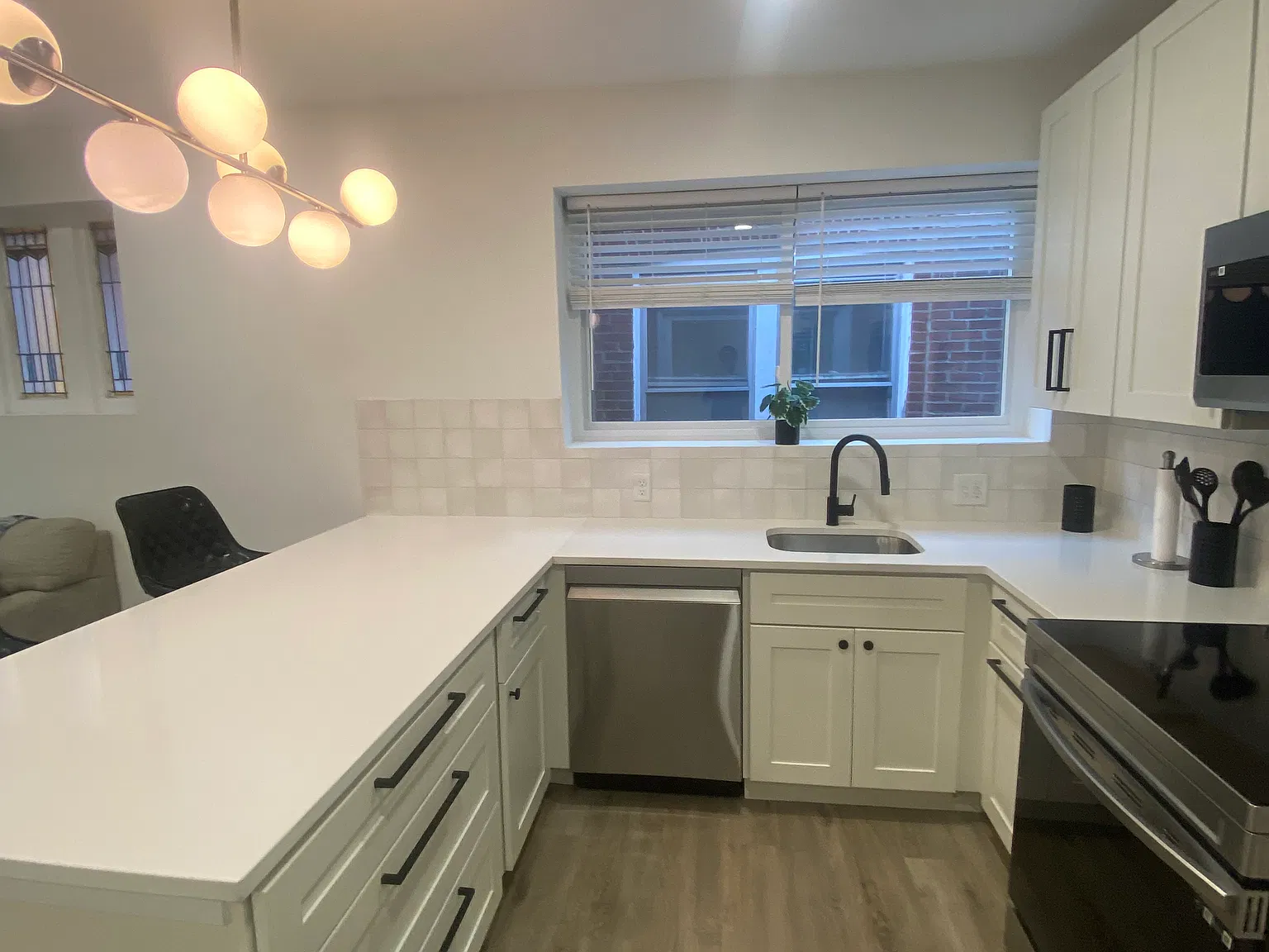 2 bed, 844 sqft, $1,600 — Photo 2