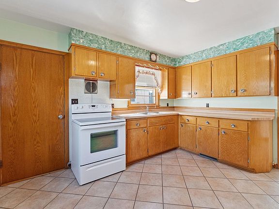 3rd image of 615 Lucky St