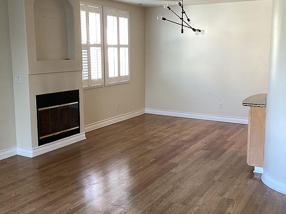 4th image of 10623 Moorpark St Unit 5
