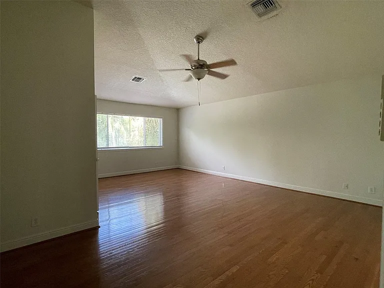 10225 NW 60th Pl — Photo 4