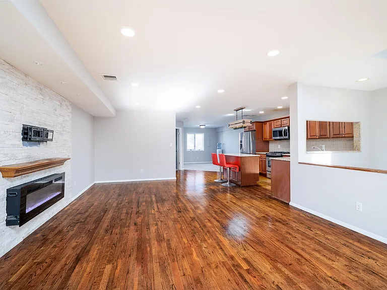 277 W Broadway #UPPER — Photo 7