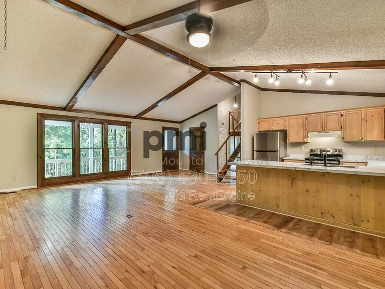 135 Beacon Hill Dr — Photo 3