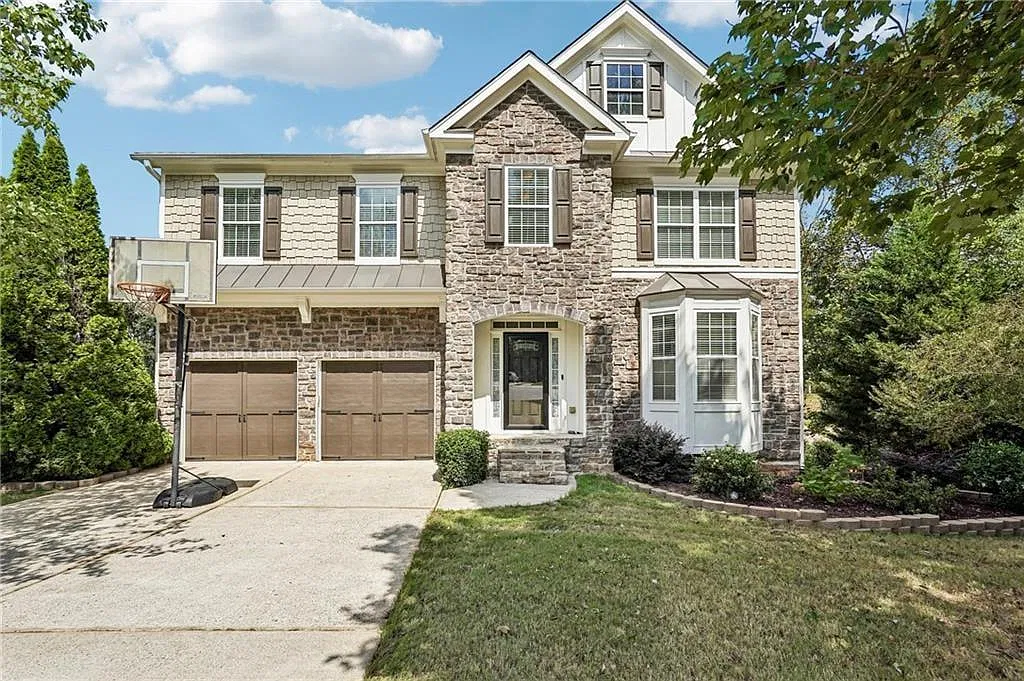 5 bed, 2.5 bath, 4289 sqft, $3,500 — Photo 1