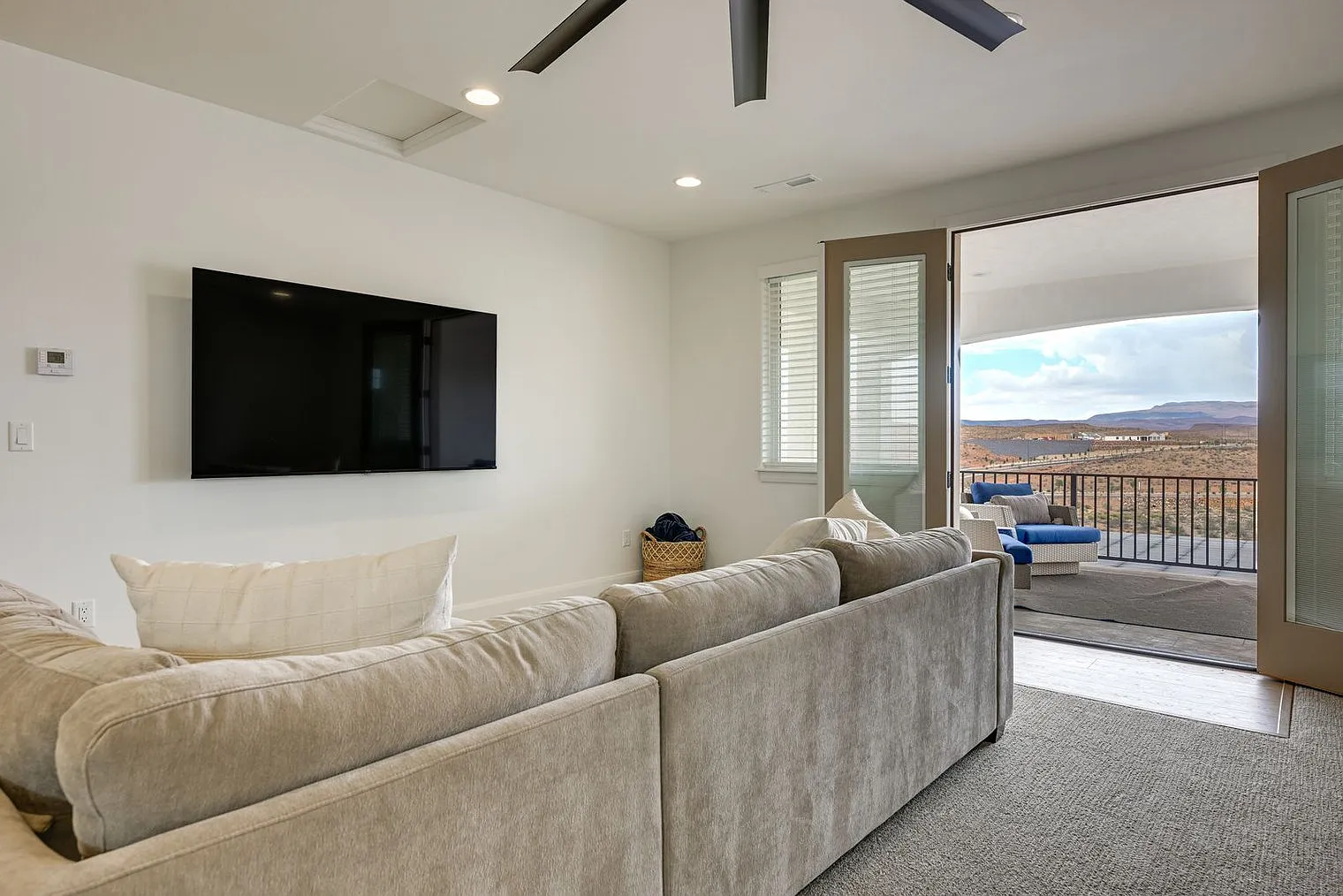 2 bed, 1.0 bath, 1399 sqft, $2,806 — Photo 1