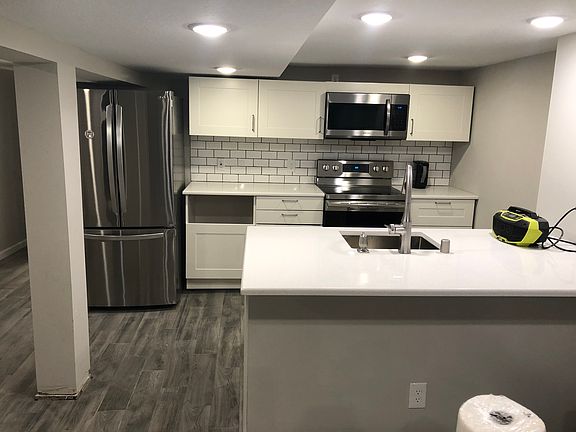 Peninsula kitchen with sink and dishwasher