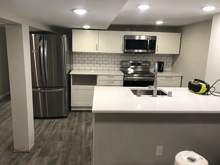 Peninsula kitchen with sink and dishwasher