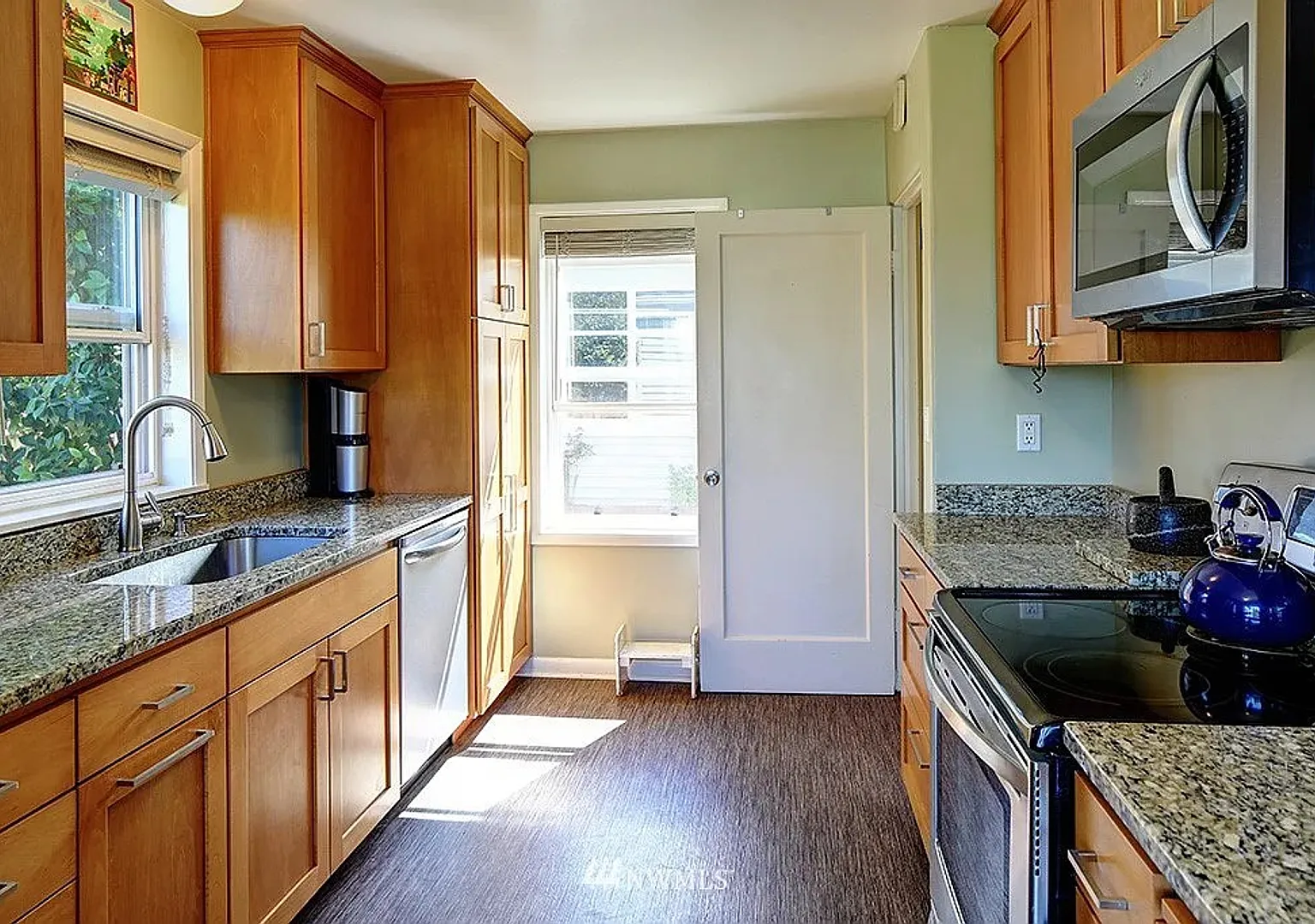 Spacious 4 bedroom 3 bath house on Beacon Hill — Photo 3