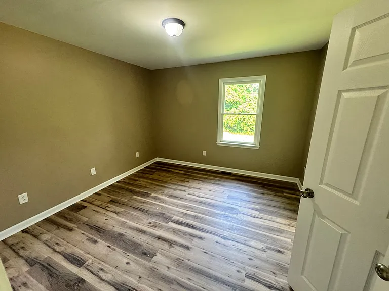 943 Grace St — Photo 24