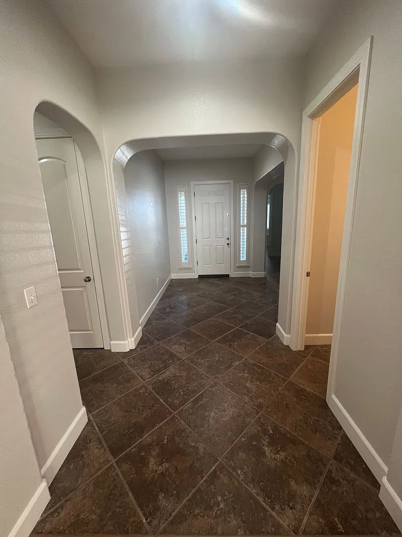 Elegant Single-Story 3-Bedroom Home in a Prime Central Location — Photo 4