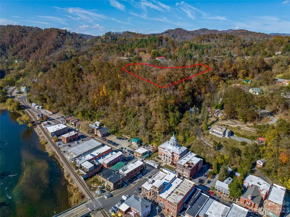 387 Skyway Dr, Marshall, NC 28753