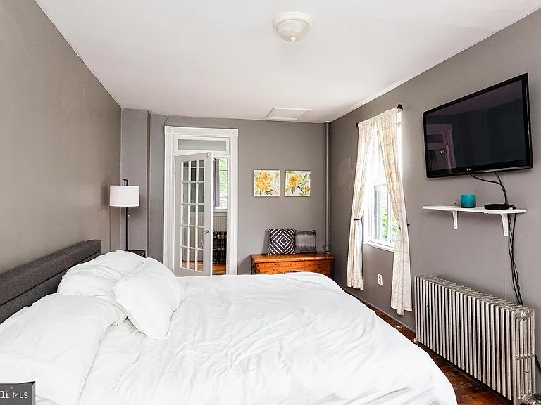 240 E Walnut St — Photo 14