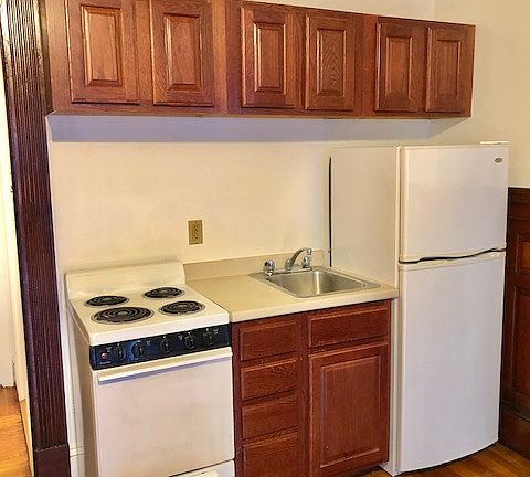 5th image of 1077 Beacon St APT 1