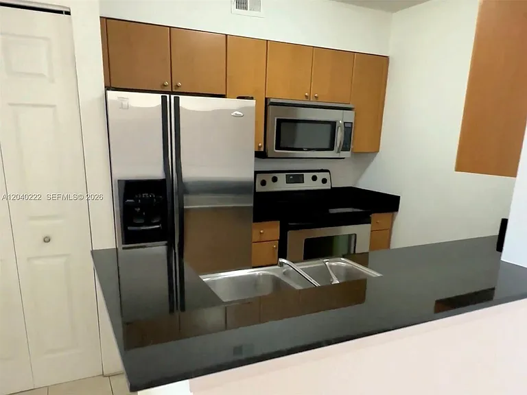 2811 N Oakland Forest Dr #105 — Photo 6