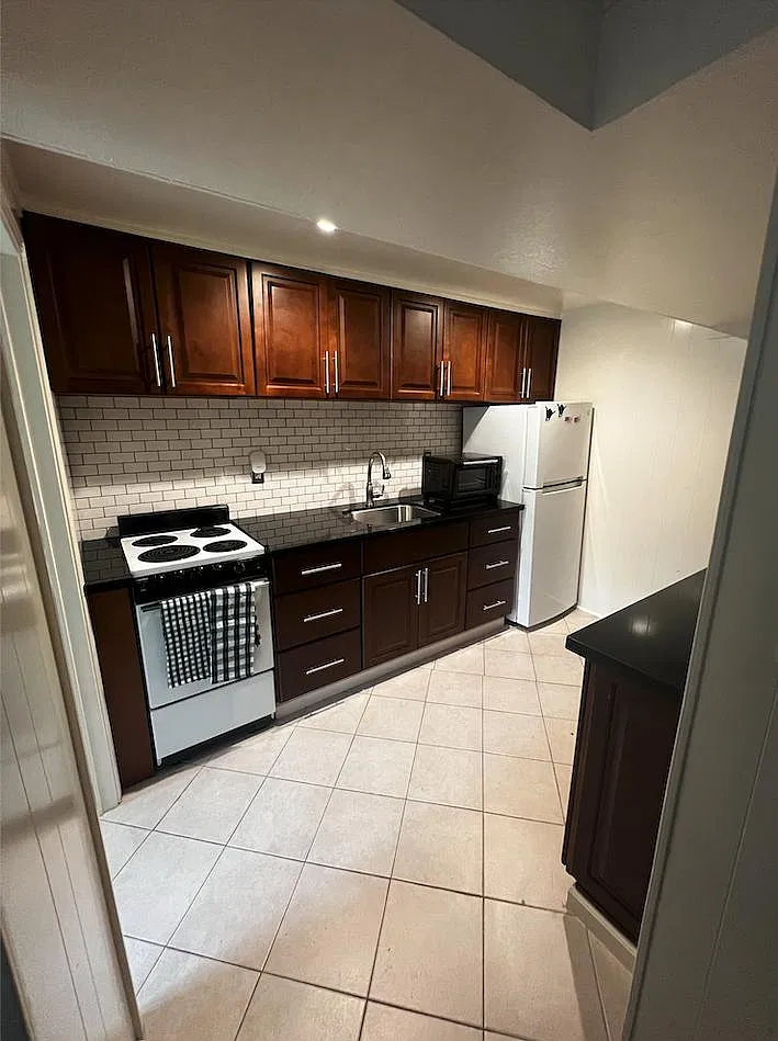335 C St — Photo 3