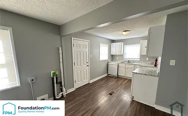 1392 Kyle St — Photo 5