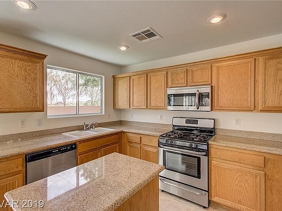 2nd image of 5698 Woods Crossing St