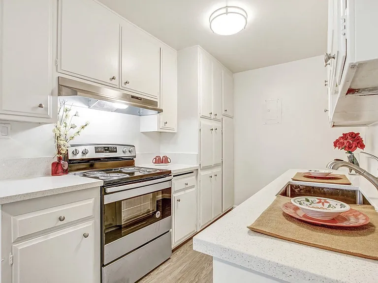 Woodman Apartments — Photo 13