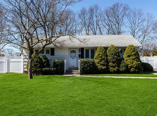 132 Meroke Ln, East Islip, NY 11730