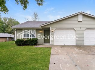 905 Hillcrest St, Pleasant Hill, MO 64080