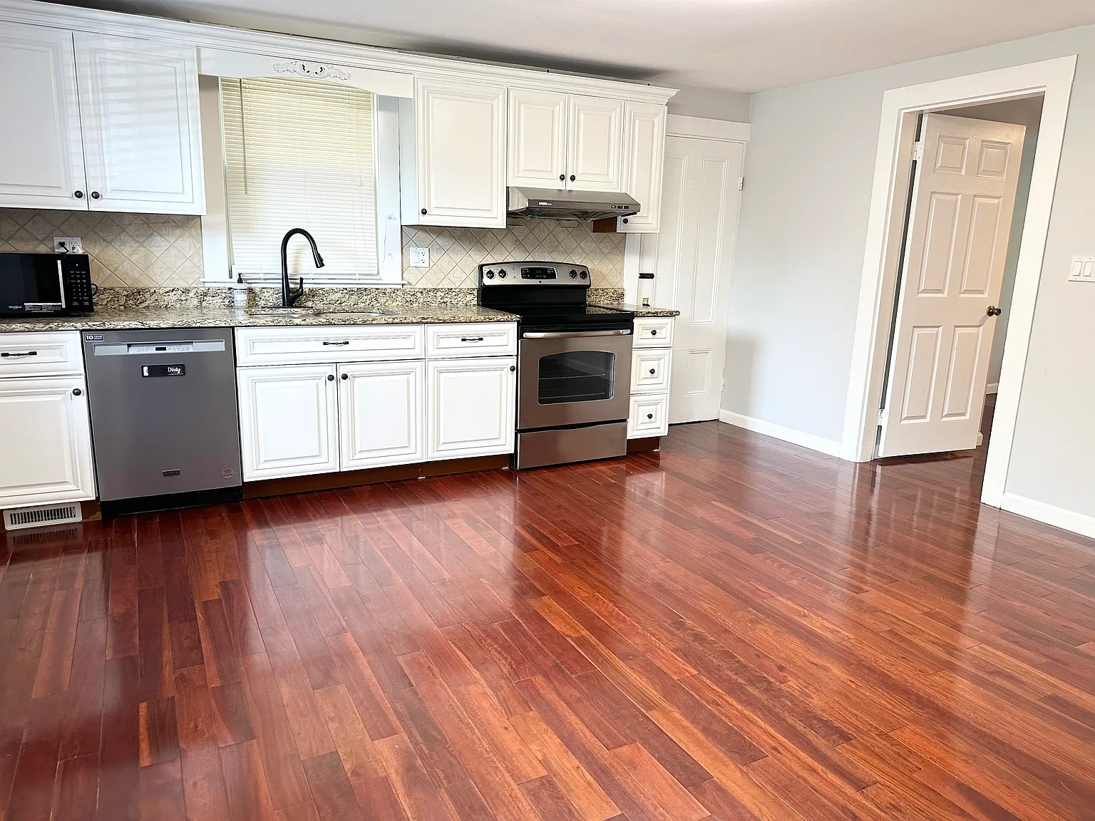 2 bed, 1200 sqft, $2,695 — Photo 2
