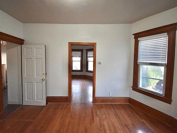 3rd image of 262 Valley St Floor 1