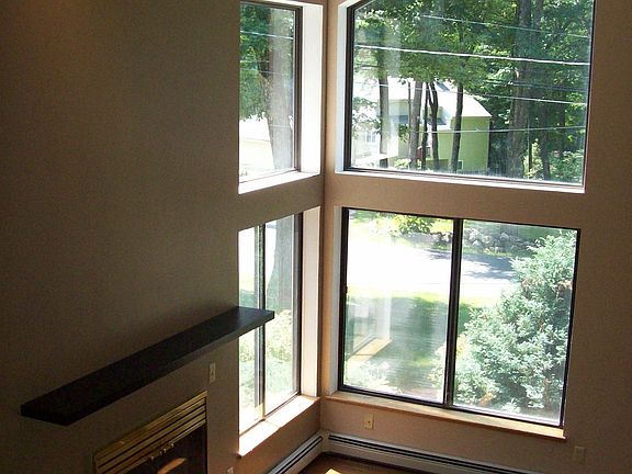 vaulted ceiling w/fireplace