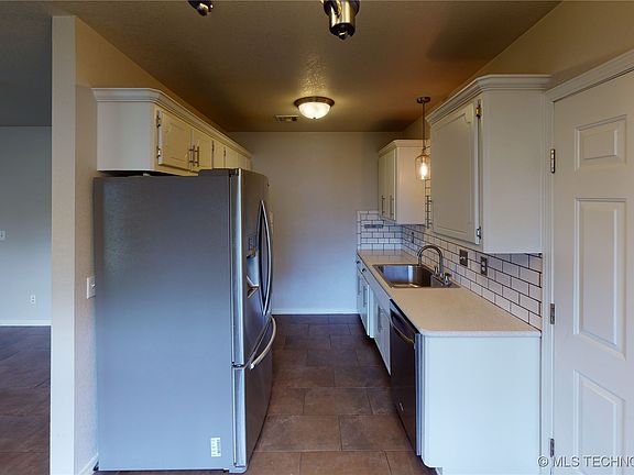 5th image of 615 S Florence Ave
