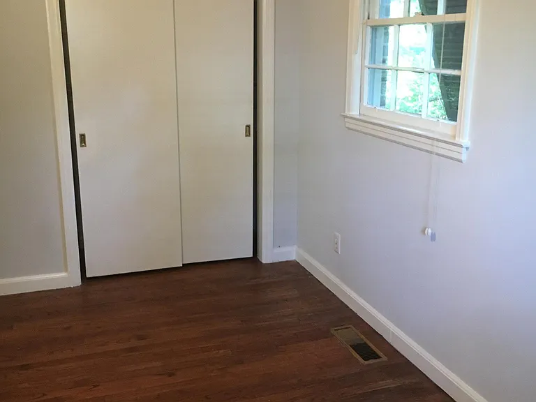 2104 Robinhood Rd — Photo 11