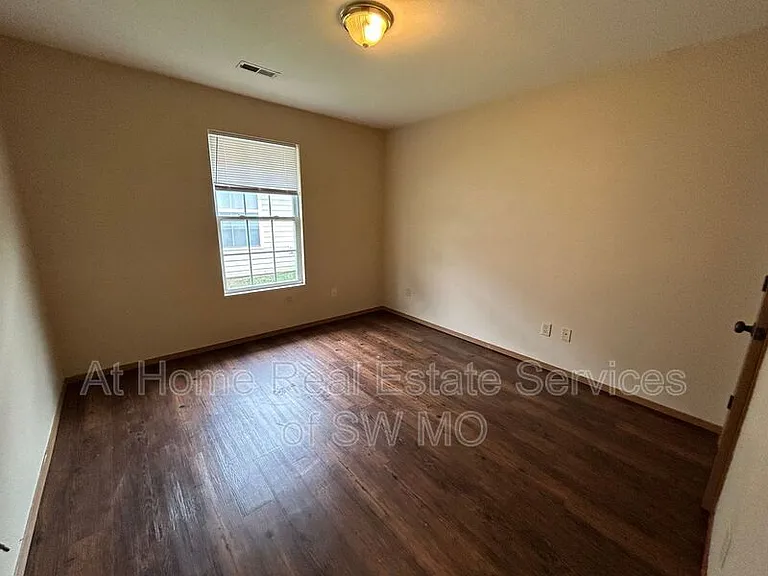 1133 S Clifton Ave — Photo 5