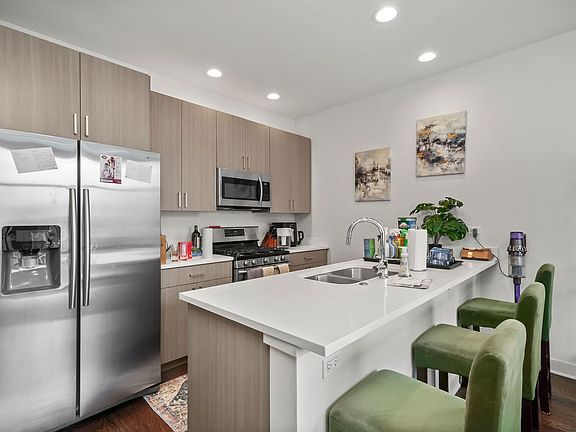 5th image of 651 N Green St #4
