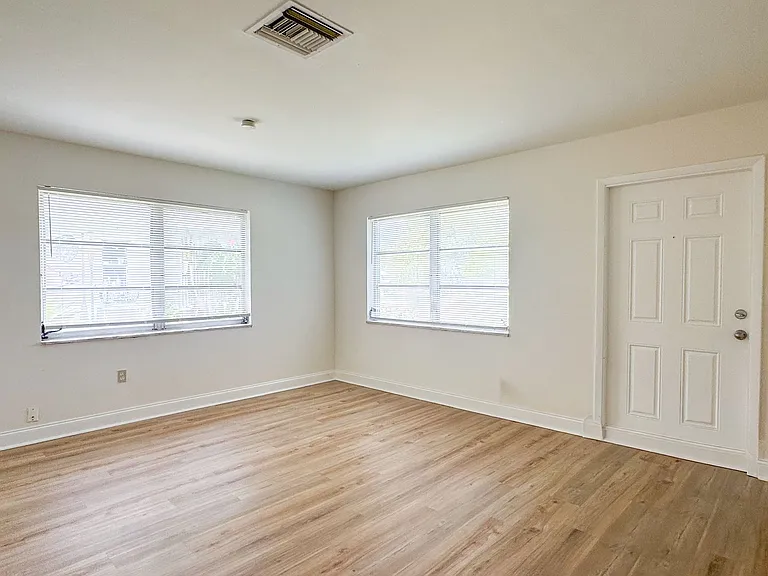 914 San Remo Ave — Photo 2