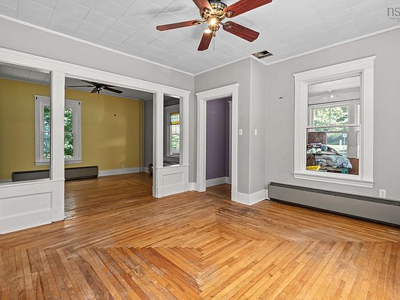 4th image of 475 Albert St