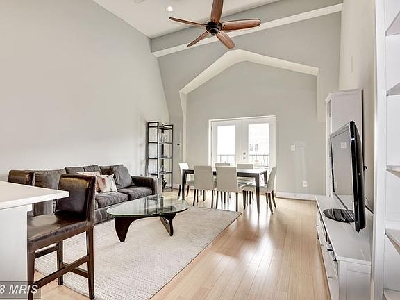 Flexible living space w/ plenty of room for dining