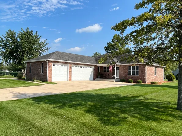 300 Clark St, Grant Park, IL 60940