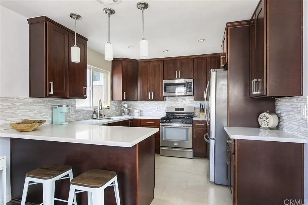 3 bed, 1268 sqft, $4,200 — Photo 2