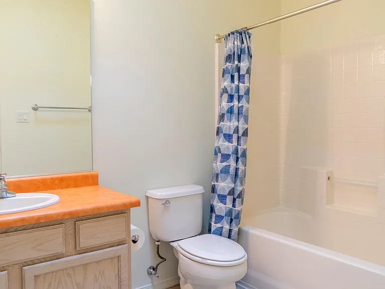 Full Bathroom 2
