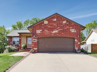827 S Sunset Cir, Andover, KS 67002