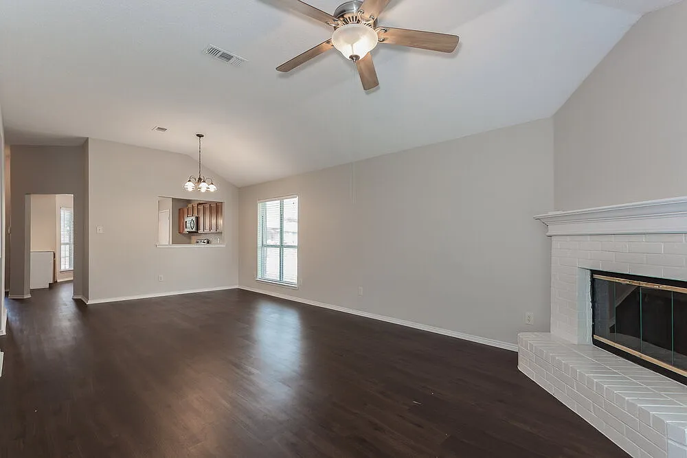 3 bed, 2.0 bath, 1445 sqft, $2,080 — Photo 2