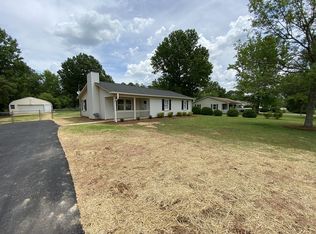 622 Dixie Dr, Hodges, SC 29653