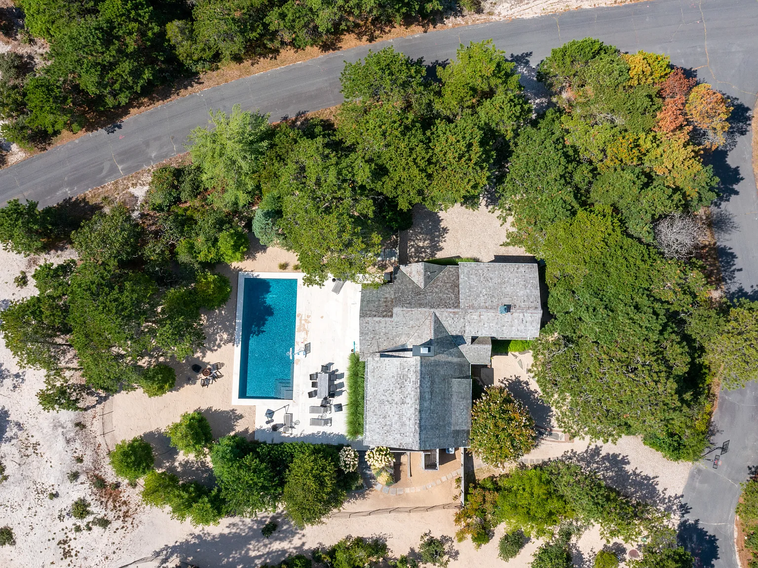 Luxurious Home with heated Pool — Photo 2