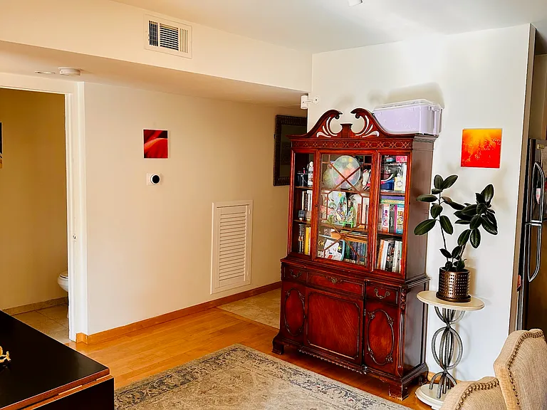 4900 Whitsett Ave #7 — Photo 9