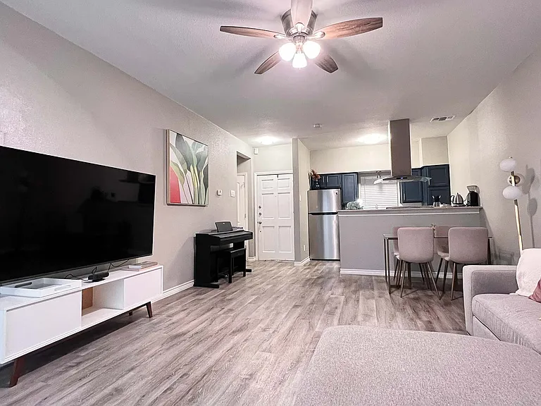 1908 San Antonio St #202 — Photo 5