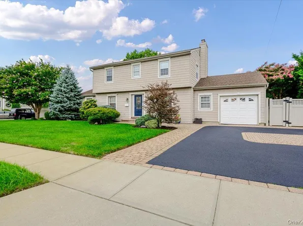 8 Curlew Place, Massapequa, NY 11758