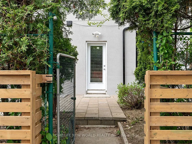 1842 Dundas St E — Photo 23