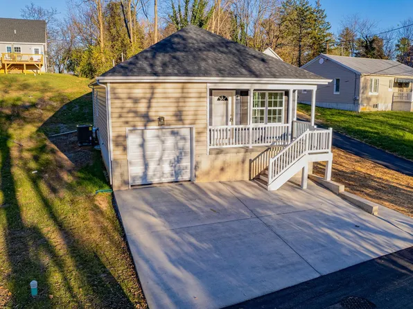 817 S George St, Charles Town, WV 25414