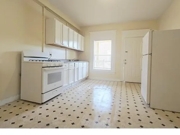 303 N Longwood St APT B, Rockford, IL 61107