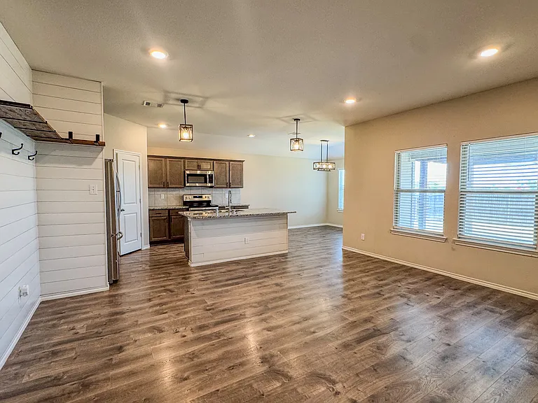 801 Meadow Creek Ln — Photo 10