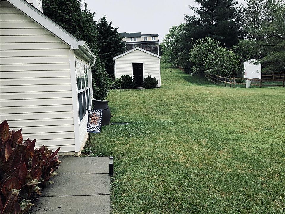 2nd image of 1645 Sleepy Hollow Rd
